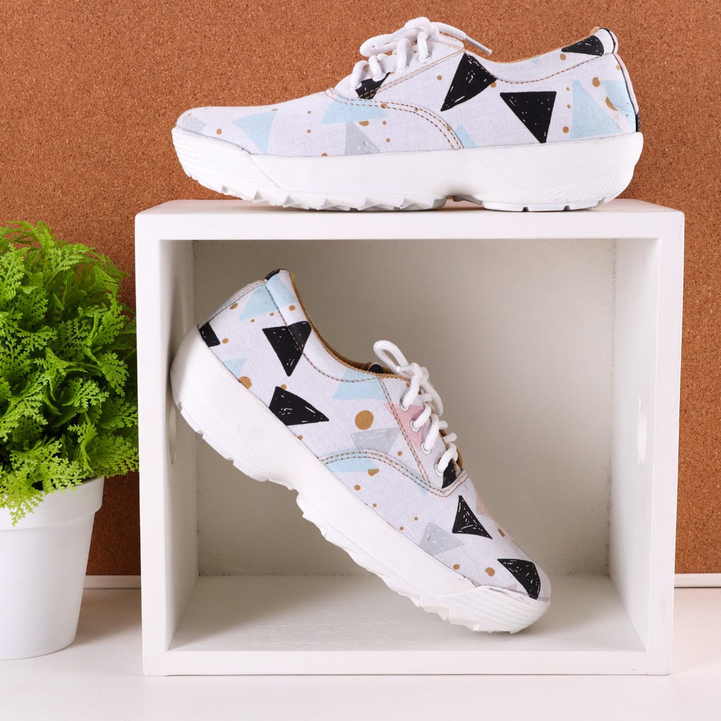 Sepatu Wanita Sneakers Yutaka K-01