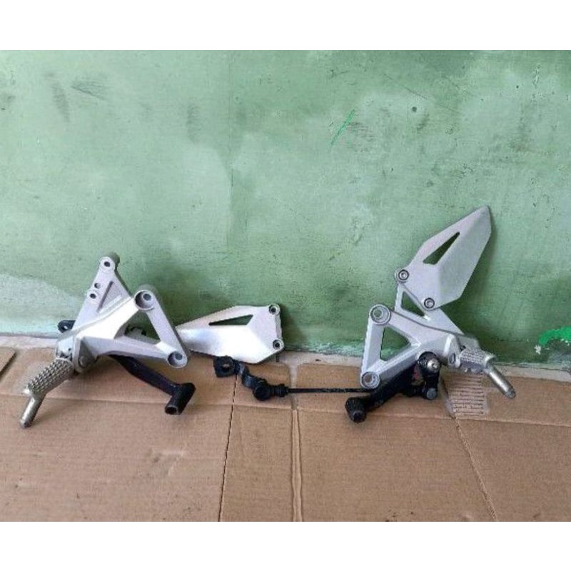 Footstep Depan CBR 250 RR Original