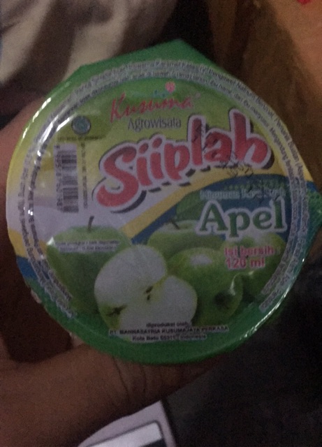 Minuman sari buah gelas kecil merek siiplah rasa apel segar khas kota malang raya kota batu fibtos
