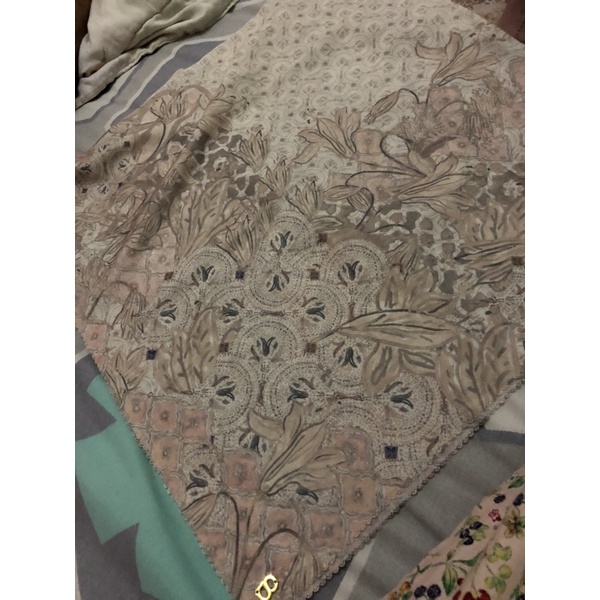 buttonscarves maharani safed