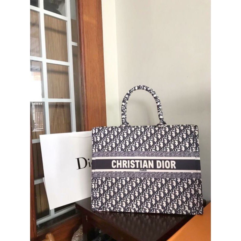 

DIOR BOOK BOLBAL FREE PAPERBAG