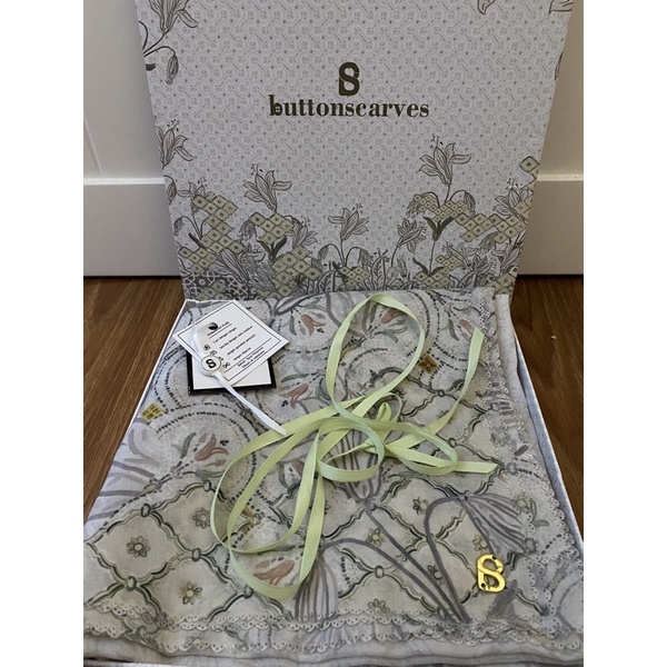 Preloved buttonscarves maharani series white