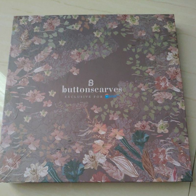 booked daisy preloved buttonscarves