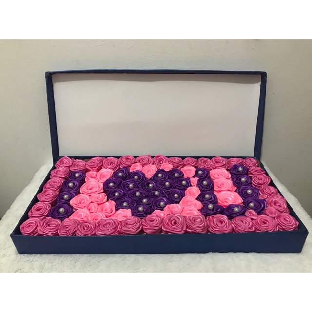 

Box bunga pita satin karakter huruf