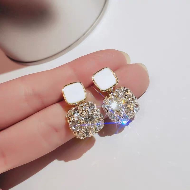 Anting Geometri Drop Diamond Model Korea Elegant