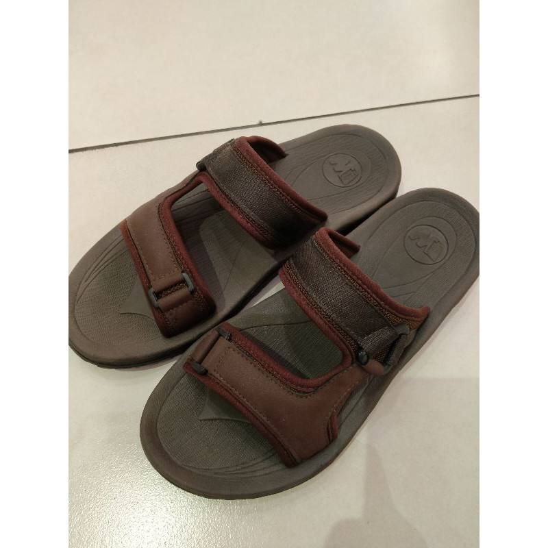 Sepatu dan sandal Bata