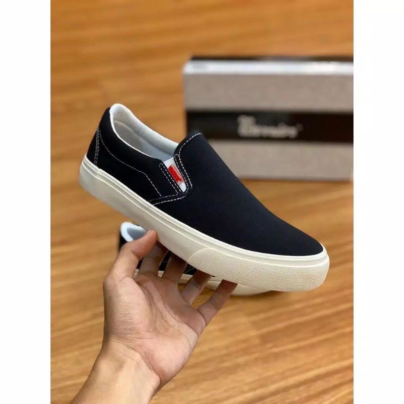 Sepatu Warrior Arthur slip on black white Original 100% - warior