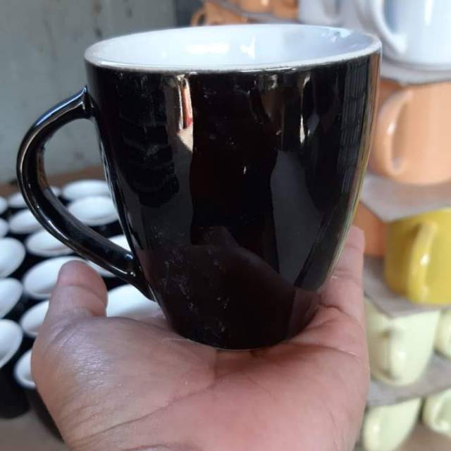 Gelas keramik hitam cantik ukuran nya bisa untuk kopi teh dan lain lainnya