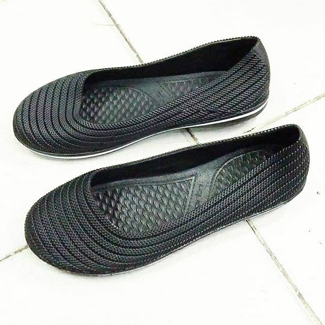 Sandal pansus wanita hitam bahan karet slip on formal