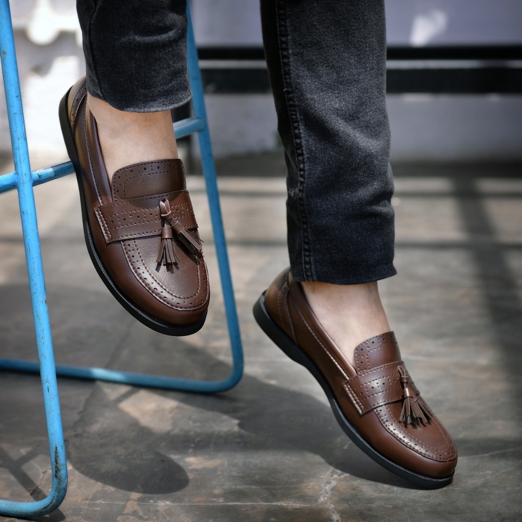 RIONZ x ROMA - Sepatu Formal Pria Casual Kantoran Nikahan Kulit Syntetis Asli Original Sepatu Pantofel Pria Resmi Formal Hitam Coklat Gaya Trendy Kasual Kantor Kuliah Pesta Nikah Kondangan Gereja Kerja PNS Guru Kekinian Terlaris Terbaru Murah