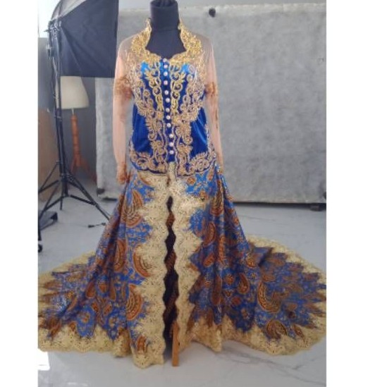 Kebaya pengantin bludru rok jarik ekor