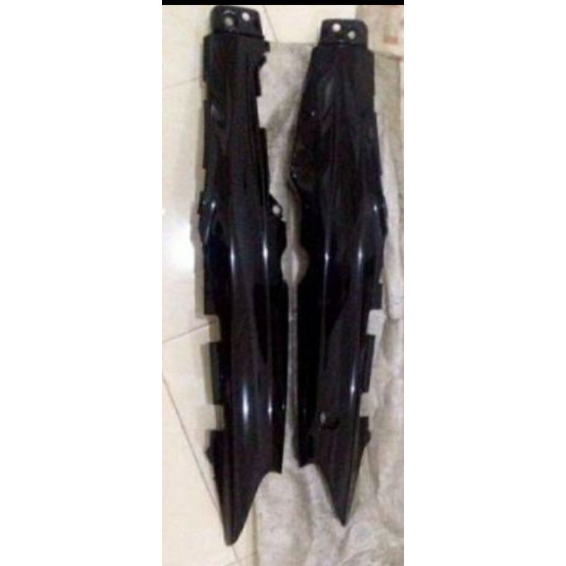 bodi samping Fiz R warna hitam merah biru putih