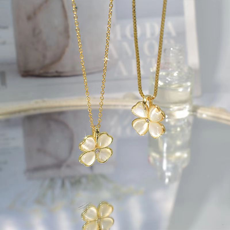 Kalung Rantai Klavikula Desain Daun clover Bahan titanium steel Untuk Wanita