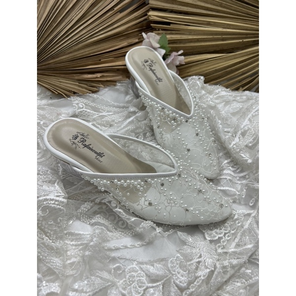 sepatu Rafaizoutfit model Yesika sepatu wedding putih 5cm kaca