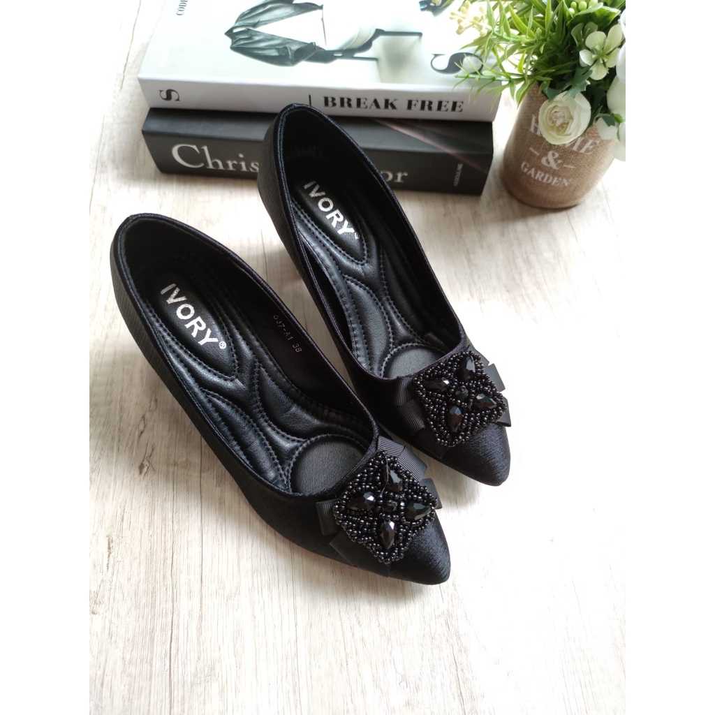 Ivory Sepatu Wanita Chuncky Heels Satin 537-A1