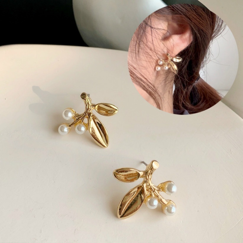 Fashion Trend Leaves Design Simulation Pearl Woman's Stud Earrings Accessories