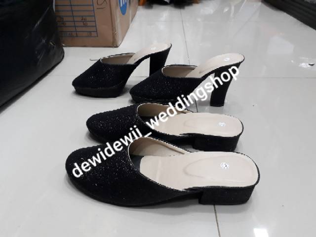 Dua pasang selop gliter pengantin, warna hitam