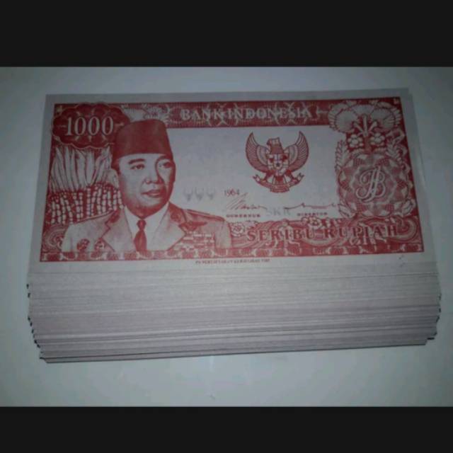 Uang souvenir Sukarno gulung melengkung pecahan 1000 rupiah warna merah gambar penari serimpi