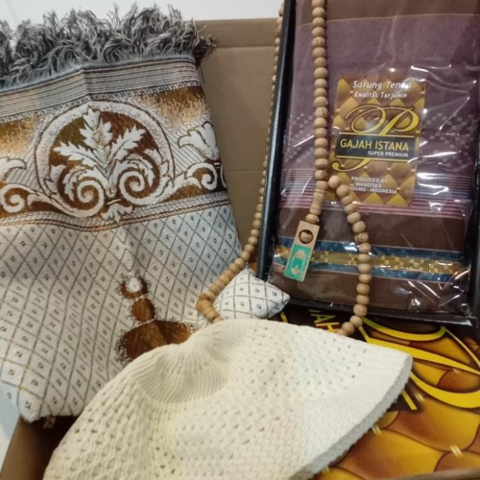 

Hampers parcel Lebaran sarung sajadah komplit pria murah