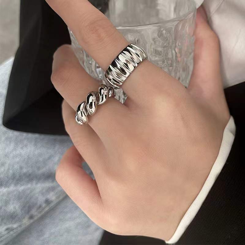 Cincin Model Terbuka Bahan Metal Motif Garis-Garis Gaya Korea / Simple / Hip Hop / Unik Adjustable Untuk Wanita