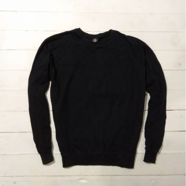 Aura Basic Black Crewneck