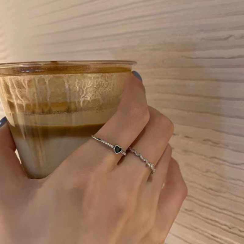 2pcs / set Cincin Berlian Imitasi Bentuk Hati Warna Hitam