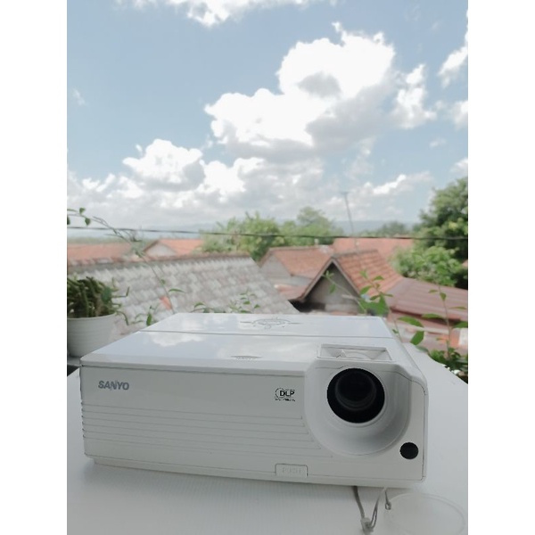 proyektor bekas proyektor second Sanyo DSU21 gambar bagus