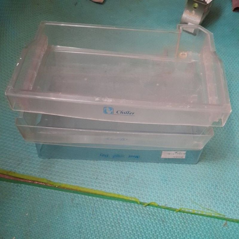 RAK ikan bekas kulkas toshiba glacio 1pintu