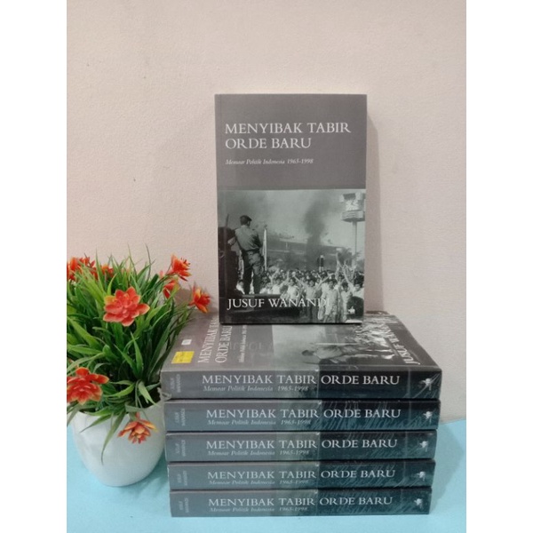 Menyibak Tabir Orde Baru: Memoar Politik Indonesia 1965-1998 (ASLI)