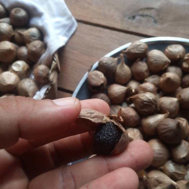 

Bawang hitam lanang/ black garlic
