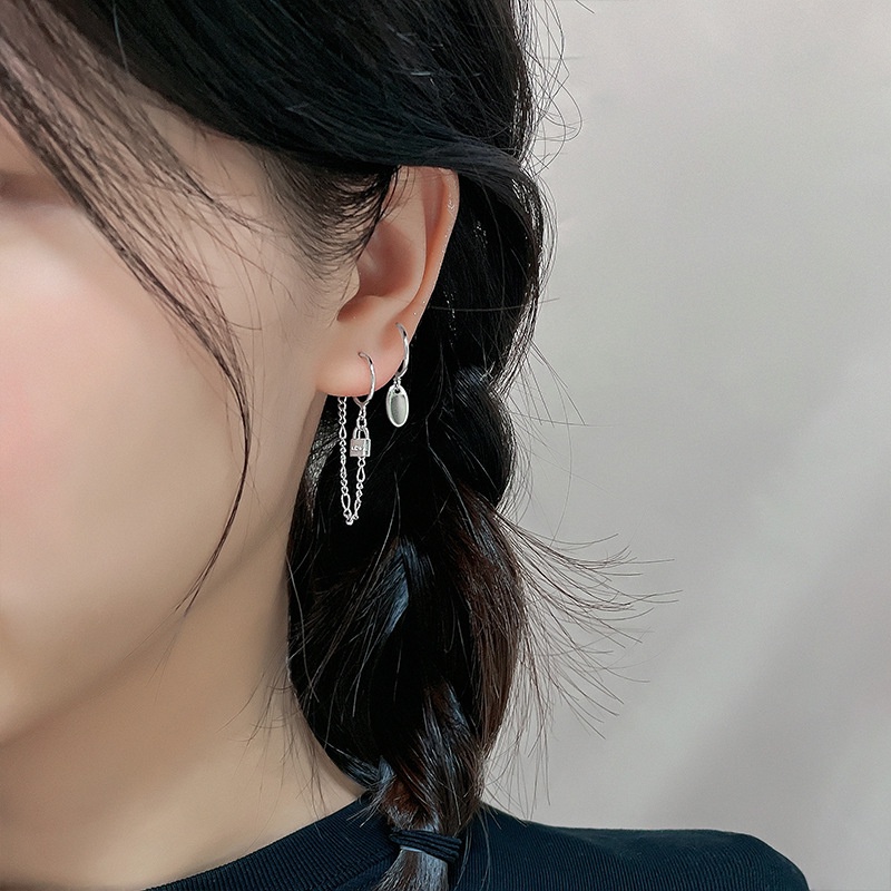 Anting Stud Rantai Asimetris Bentuk Kunci Bulat Geometris Warna Silver Untuk Wanita