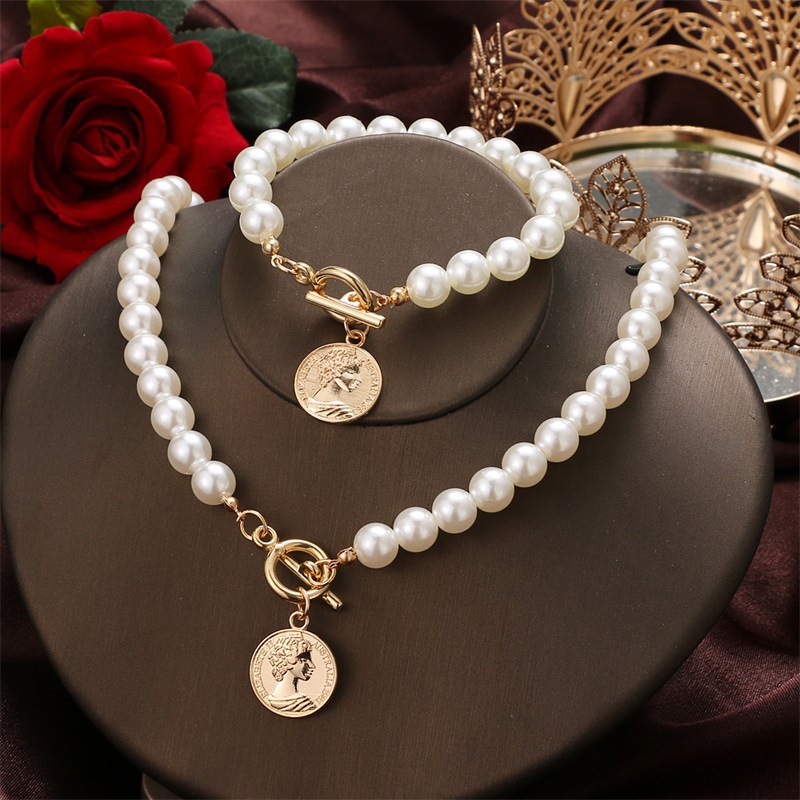 Kalung Rantai Dengan Liontin Koin Aksen Mutiara Imitasi Untuk Wanita