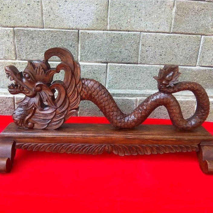 Tatakan Stand Pedang Samurai Bahan Kayu Jati Ukir Naga Sayap Antik