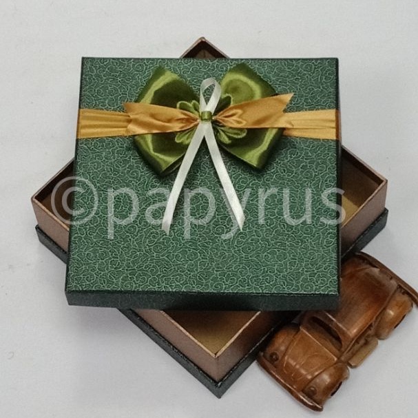 

PAPYRUS Sandwich 20x20 Tinggi 8cm Kotak Kado Gift Box Hadiah V2