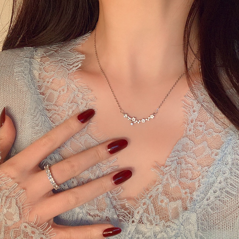 Kalung Rantai Liontin Bunga Bahan Alloy Lapis Silver Hias Berlian Imitasi Untuk Wanita