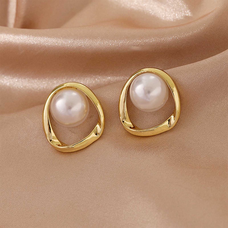 Anting Stud Mutiara Imitasi Bentuk Bulat Tidak Teratur Warna Emas Untuk Wanita