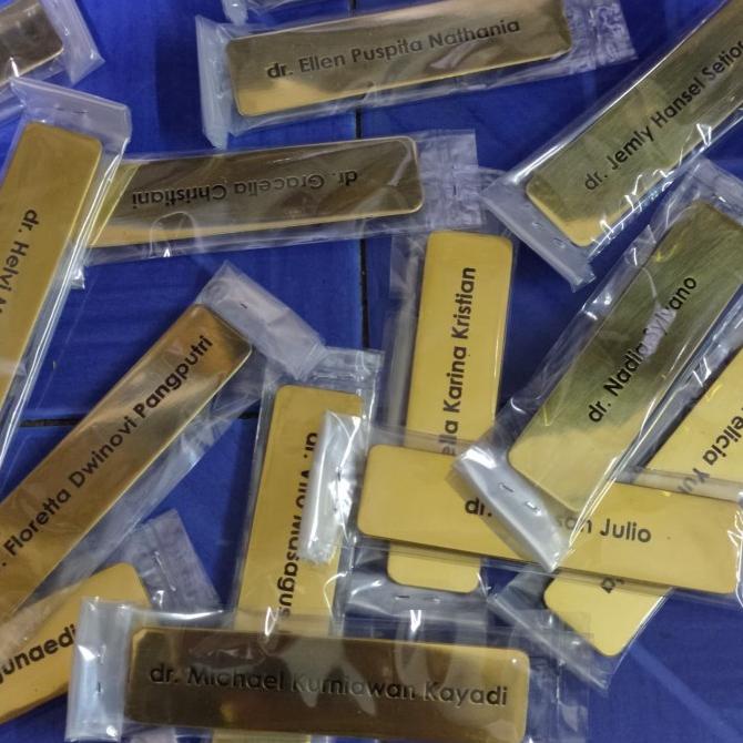

BISA BAYAR DITEMPAT Nametag Kuningan / Nametag Magnet / Nametag Kantor TERPERCAYA Kode 811