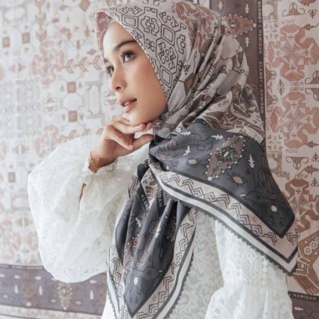 Sumba Scarf Khaki, WK wearing klamby original