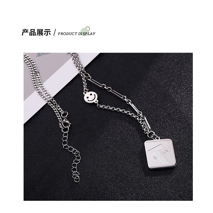 Jepang dan Korea gaya hip hop huruf titanium steel square piring liontin kalung wanita ins sederhana