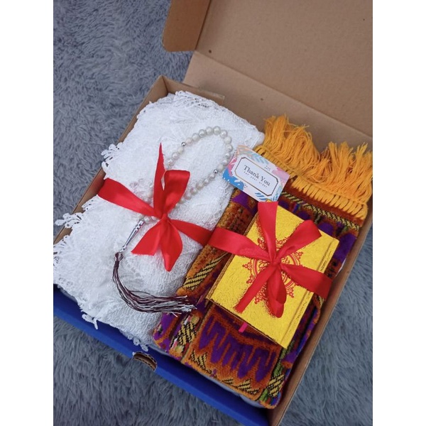 HAMPERS KADO WANITA SET MUKENA PUTIH SILK VELVET AL-QURAN SAJADAH HADIAH MUSLIM