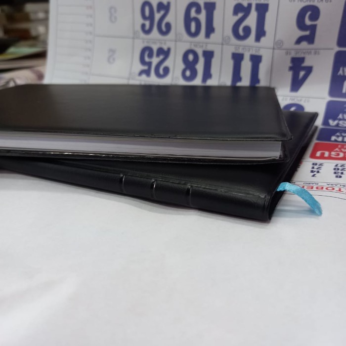 

Bergaransi Agenda Tipis Cover Polos (Hitam) Trendi