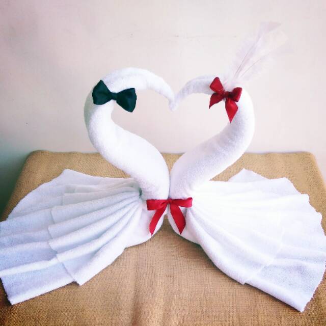 PARIIZ HANDUK ANGSA PUTIH DEKORASI 1 SET HIASAN KAMAR SESERAHAN HANDUK