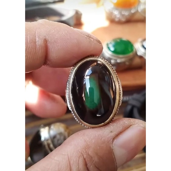 batu garut marsih hijau latar hitam