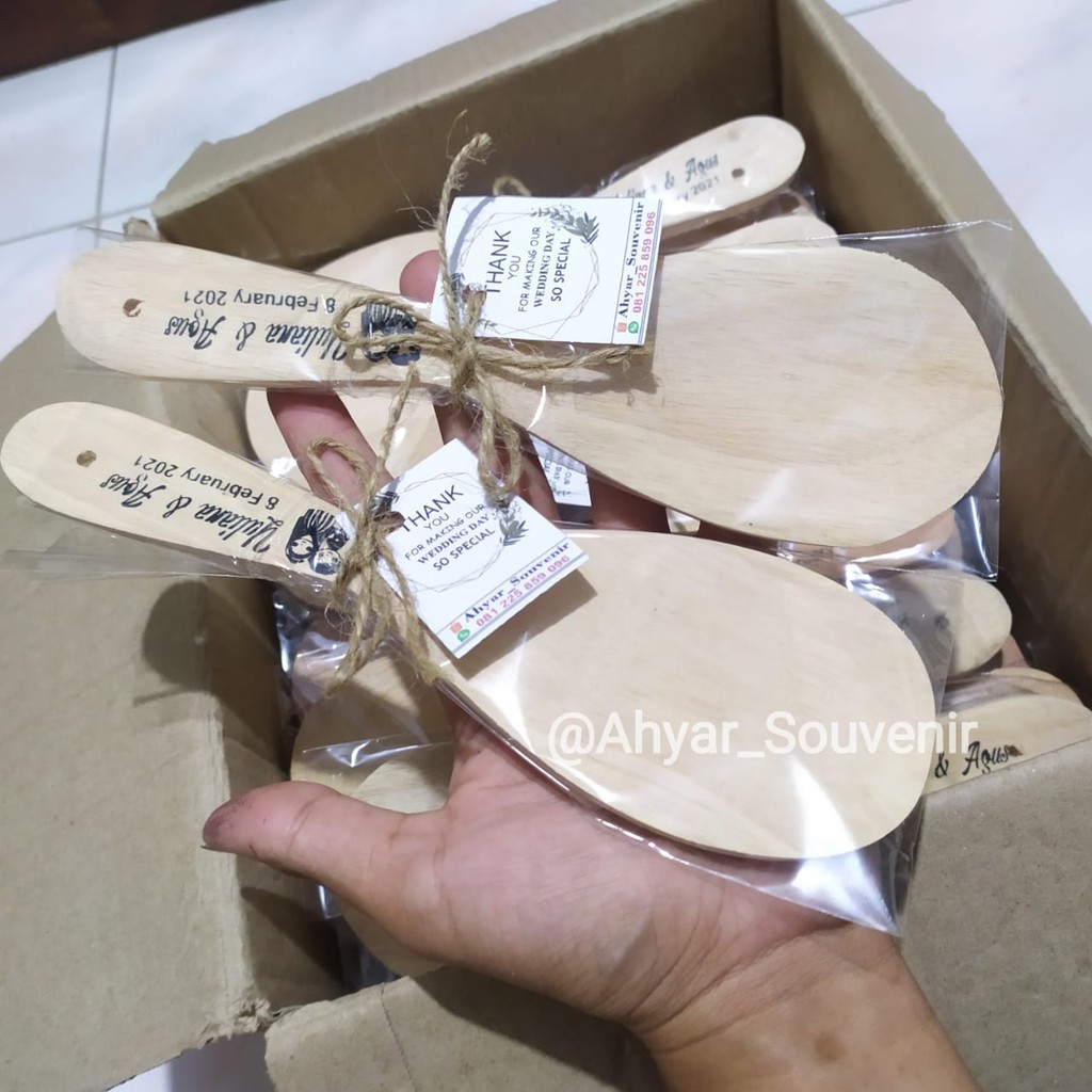 

SOUVENIR PERNIKAHAN CENTONG KAYU MURAH UNIK TALI RUSTIK (TALI RAMI, TALI GONI) KLASIK