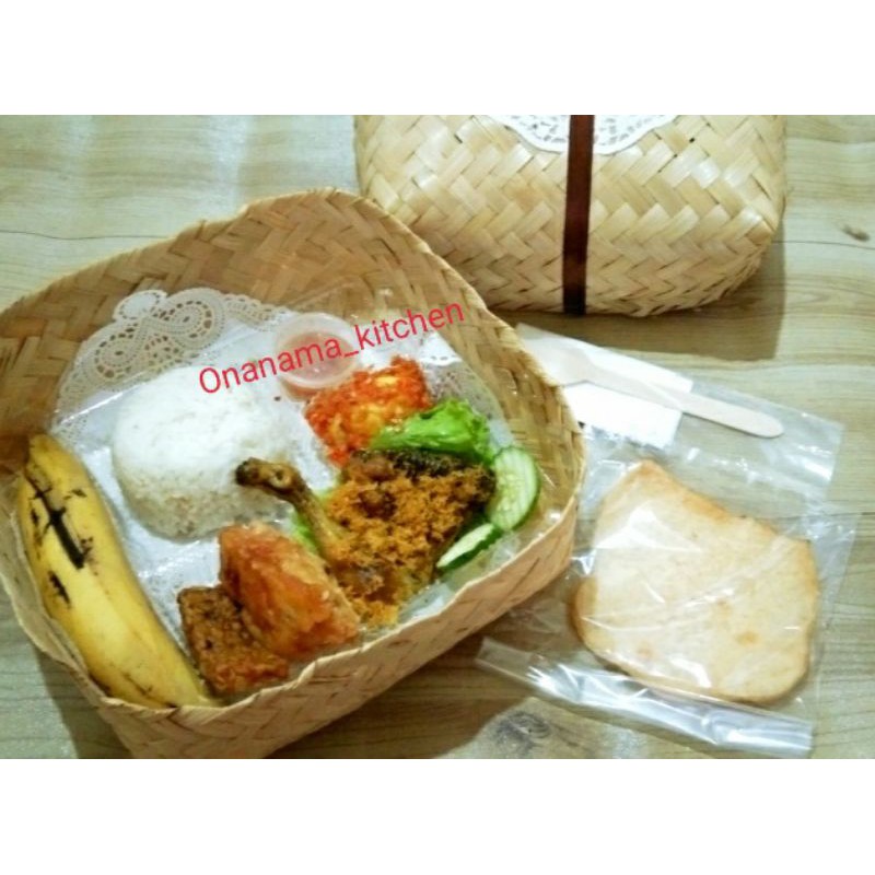 

Nasi Paket Besek Lengkap Buah Pisang