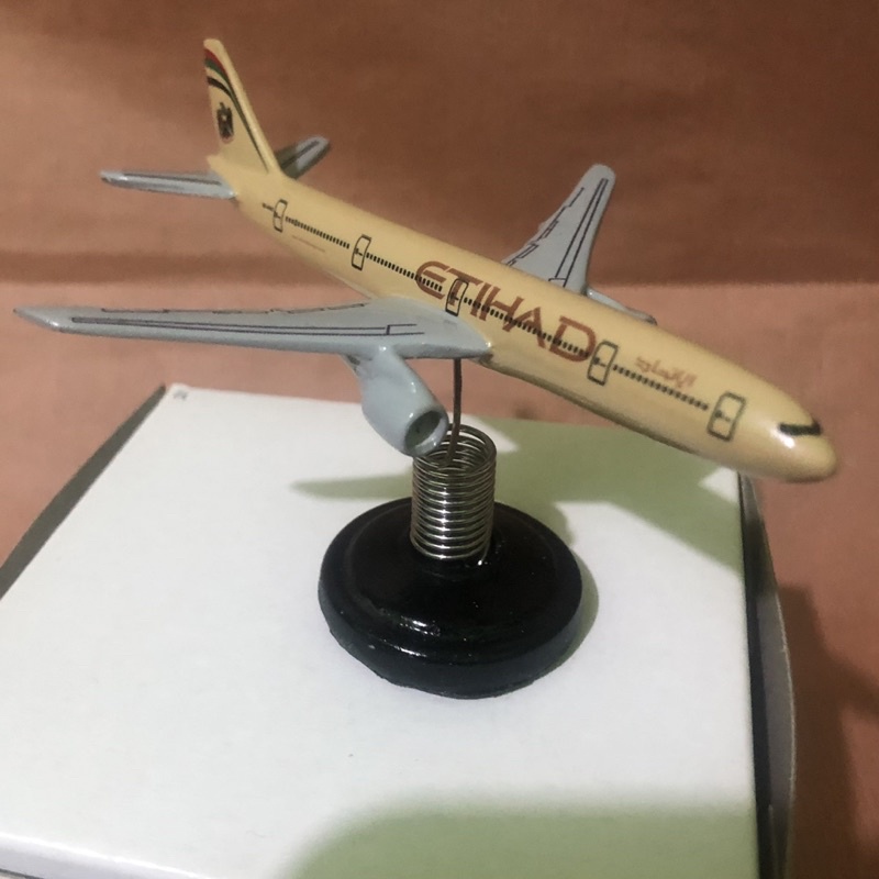 miniatur pesawat per etihad