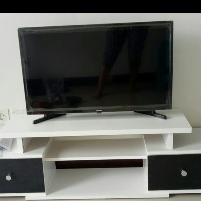 Rak Tv Minimalis Modern Warna Hitam Putih Karlinamandila
