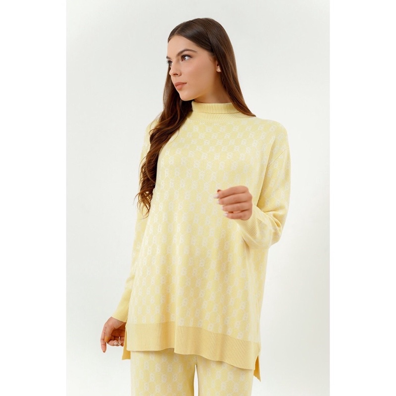 Signature Comfy sweater Yellow by Buttonscarves Benang Jarum preloved size s