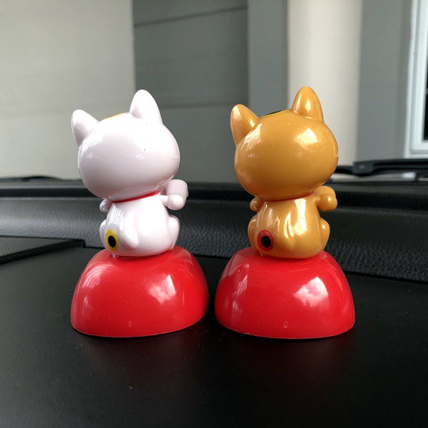 Kucing Maneki Neko MINI SOLAR POWER Boneka Miniatur Pajangan Mobil Goyang Kepala Shacking Head