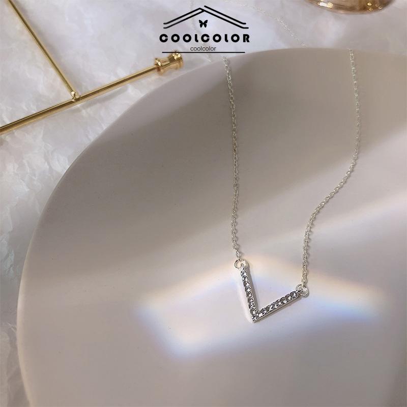 COD❤️Kalung Liontin berbentuk huruf V Korea Wanita Desain Niche Anti-fading Dan Hypoallergenic Fashion Temperamen Kalung Mewah Ringan Murah Aksesoris Fashion